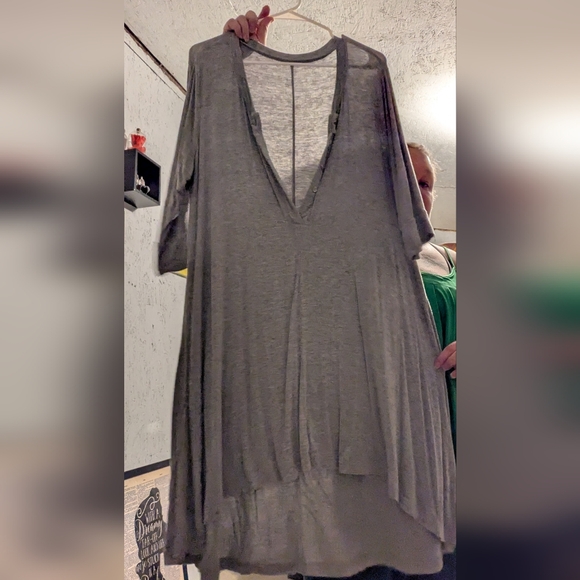 Tops - Gray V-Neck 1/4 Sleeve Top